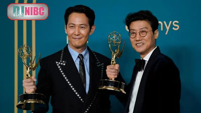 Hình ảnh Hwang Dong-hyuk nhận giải Emmy hoặc các giải thưởng lớn khác