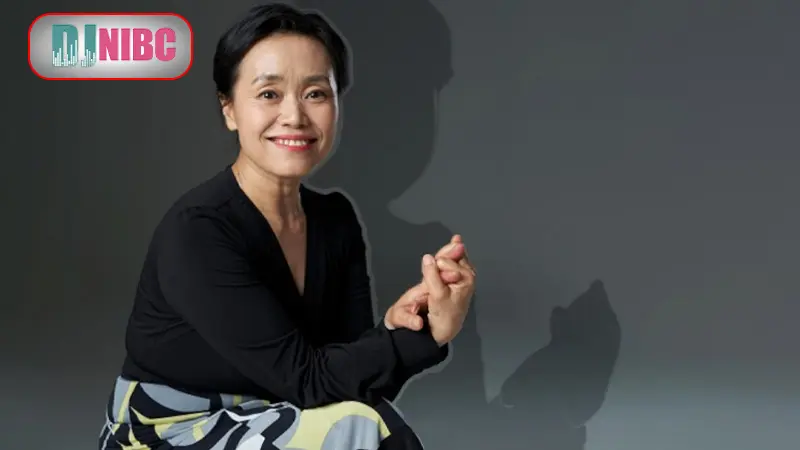 Kang Ae-shim trầm lắng với khí chất thoát tục.