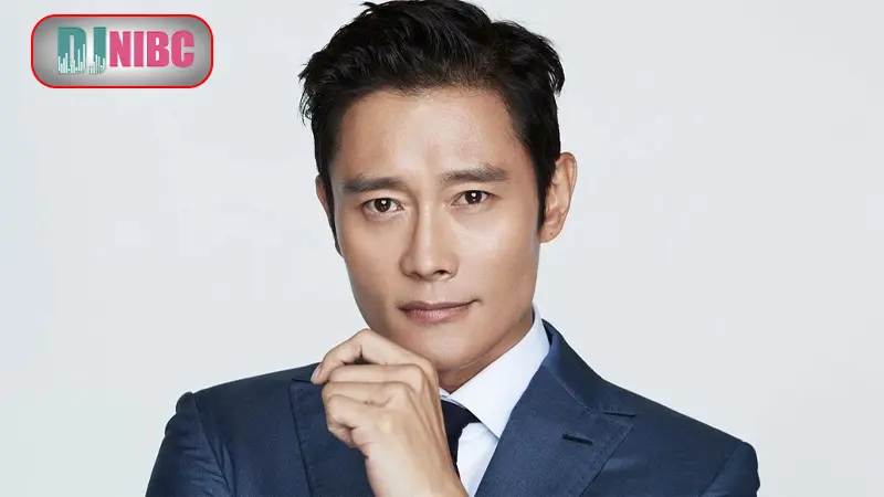 Lee Byung-hun trong tạo hình phong trần, thu hút mọi ánh nhìn.